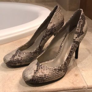 Barely worn Jessica Simpson snakeskin pumps!